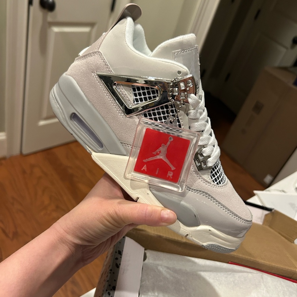 Nike Air Jordan 4 Retro - Picture 2 of 8